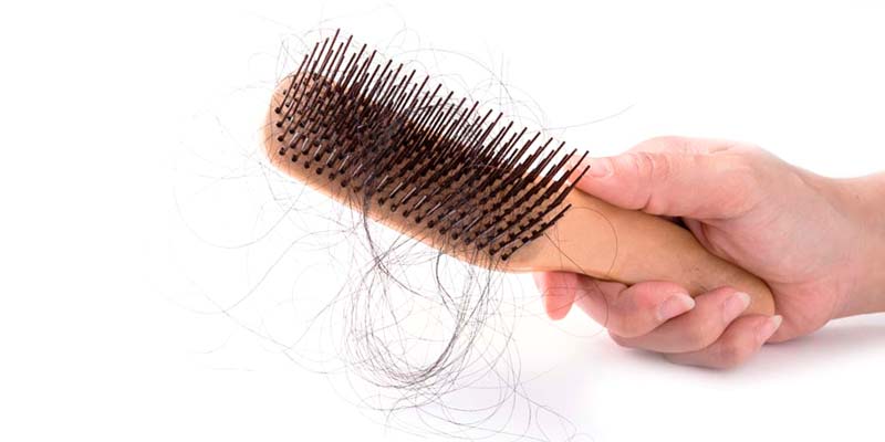 El pelo en el peine es el primer síntoma de la caída del pelo en las mujeres